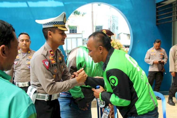 Tebar Kepedulian, Polresta Malang Kota Ajak Taruna Akpol Gelar Bansos untuk Driver Ojol dan Kamling Udara